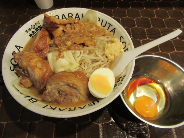 「豚そば（９００円）＋豚増し３００円＋生卵５０円」@茨城豚そば 特龍 本店の写真