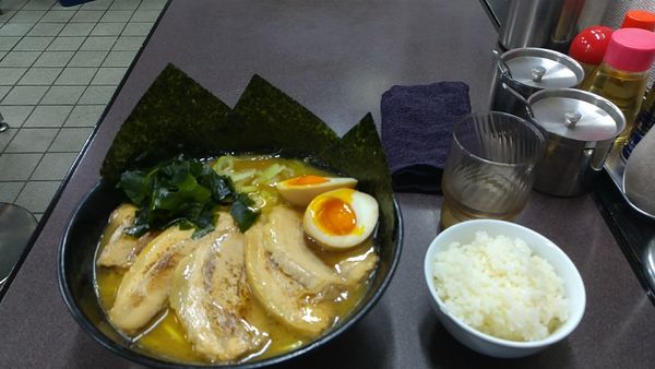 「豚骨醤油チャーシューメン大盛り+小ライス+味玉」@とんこつラーメン松平 六浦店の写真