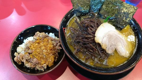 「中盛ラーメン+キクラゲ+バラチャーシュー1枚+豚トロ丼」@家系ラーメン王道 王道之印の写真