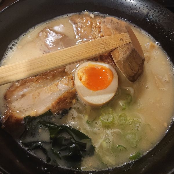 「白湯850円、唐揚げ450円、ハイボール350円」@らーめん本郷亭 名駅店の写真