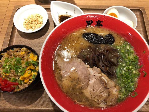 「ラーメン半チャーハン1000」@黒亭 下通店の写真