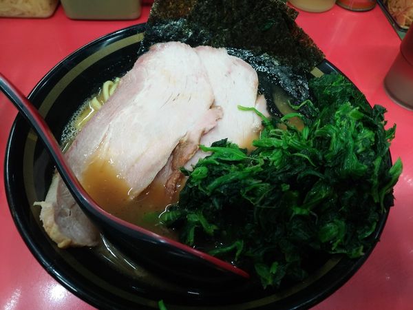 「ラーメン+ほうれん草」@横浜家系ラーメン 宗八 柏本店の写真