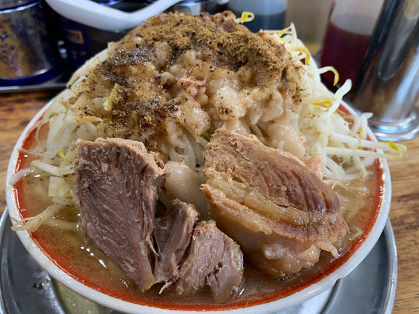 「小ラーメン　ニンニク　アブラ　魚粉マシマシ　ヤサイマシ」@麺でる 多摩センター店の写真