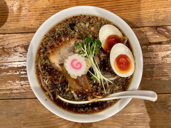 「桜ブラック味玉入り + 玉ネギ + 替玉」@でびっと 桜新町サザエさん通り店の写真