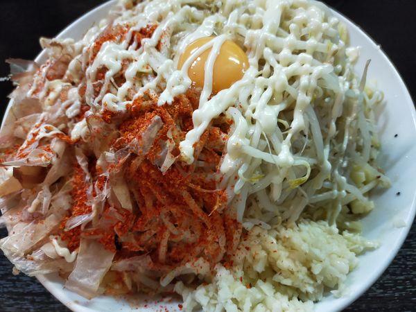 「汁無し蕎麦大1030円(750g)+チーズ100円」@豚星。の写真