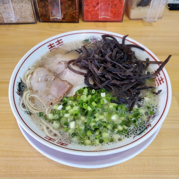 「豚骨らーめん キクラゲ もつらいす 替玉」@てっちゃんの写真