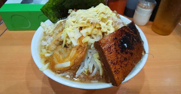 「忍者らーめん 炙りチーズ 野菜 カレーマヨ 油マシ2」@らーめん忍者の写真