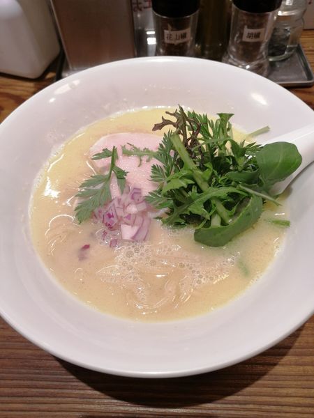 「鶏骨塩白湯らぁ麺　　830円」@下北澤 Ramen KUWAJIMA.の写真