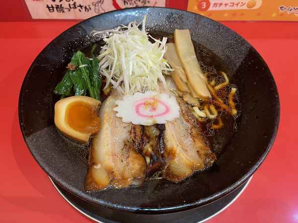 「ブラックらーめん 中盛り ＋ アサヒドライゼロ［ノンアル］」@ちゃーしゅうや武蔵 イオンモール日の出店の写真