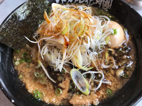 「嵐げんこつらあめんBLACK（シャキネギ）」@らあめん花月嵐 ひたちなか高場店の写真