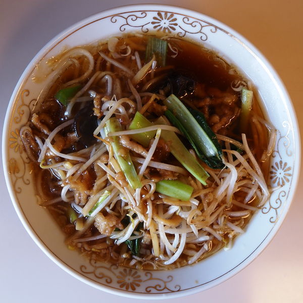 「６　肉絲湯面　ルースタンメン　豚肉細切り入りそば」@中国料理 鎌倉赤坂飯店の写真