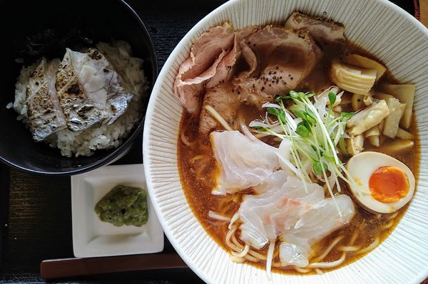 「金目鯛のカマ出汁らーめん（タチウオ炙りのせ シメのご飯付）」@和風らーめん 凪の写真