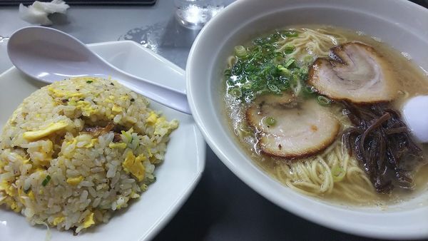 「博多ラーメン、焼きめし、博多ひとくち餃子」@博多一番の写真