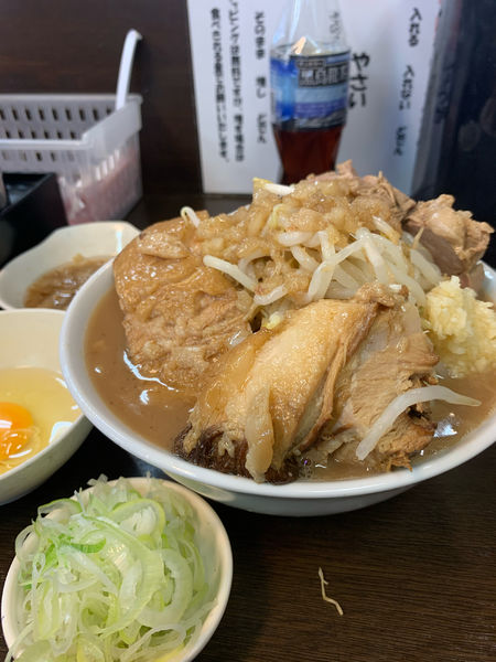 「ラーメン 少 限定角煮 生卵 小口ネギ」@ラーメンどでん 大宮店の写真