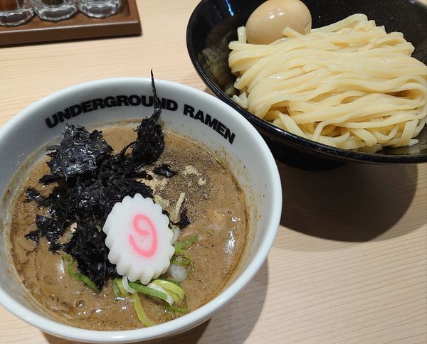 「【限定】濃厚煮干つけめん+味玉(1000円)」@頑者 UNDERGROUND RAMEN 川越駅店の写真