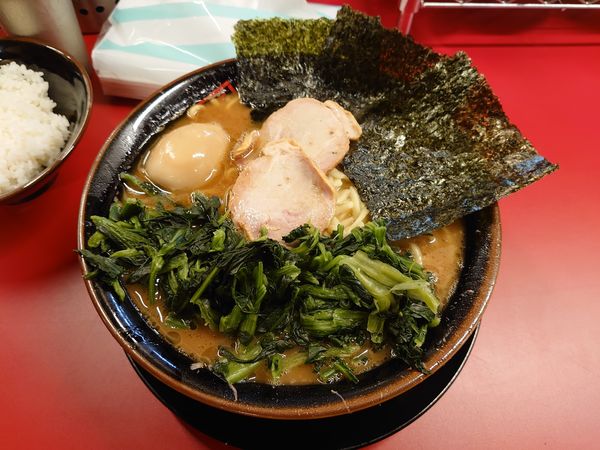 「ラーメン中盛り味玉ほうれん草」@ラーメン桜道の写真