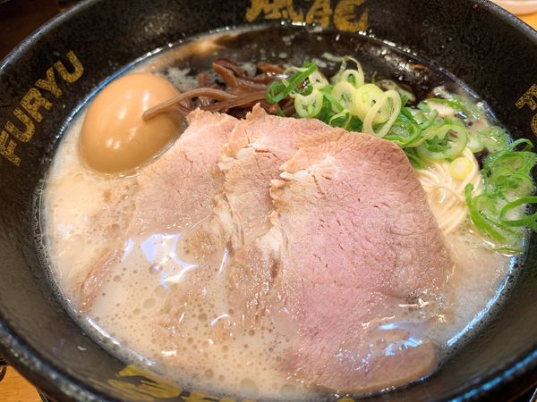 「半熟玉子ラーメン　７５０円」@とんこつラーメン 博多風龍 新橋店の写真