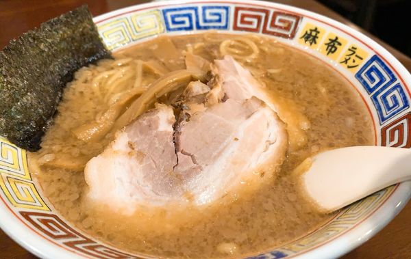 「とんこつ正油ラーメン　８００円」@麻布ラーメン 慶応三田店の写真