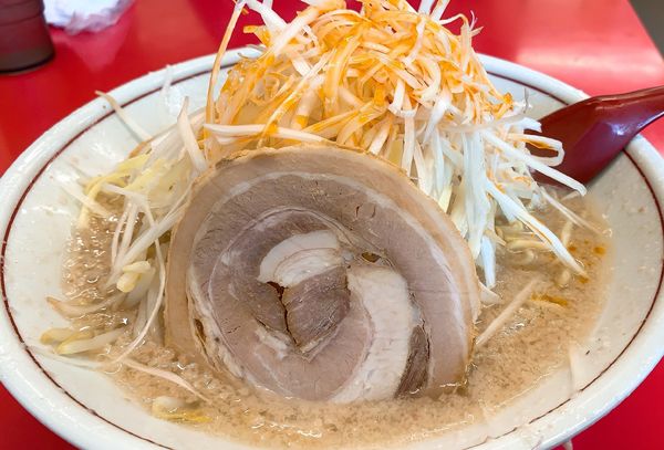 「らーめん大盛　１０１０円＋シラガネギ２２０円」@らーめん弁慶 浅草本店の写真