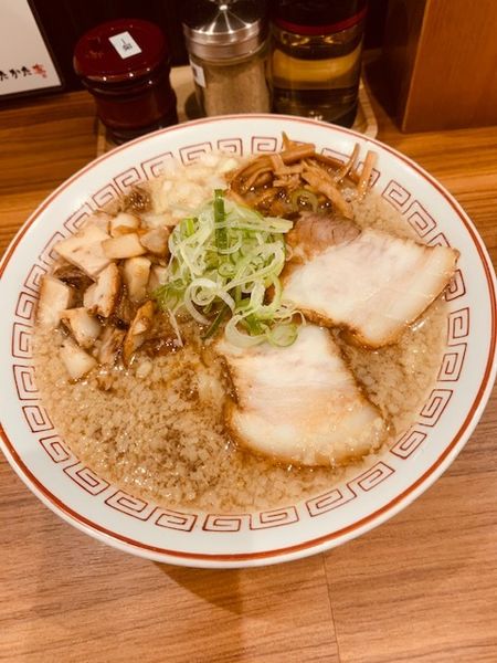 「朱（あか・濃口醤油） 720円　切落しチャーシュー 50円」@喜多方食堂 山海の写真