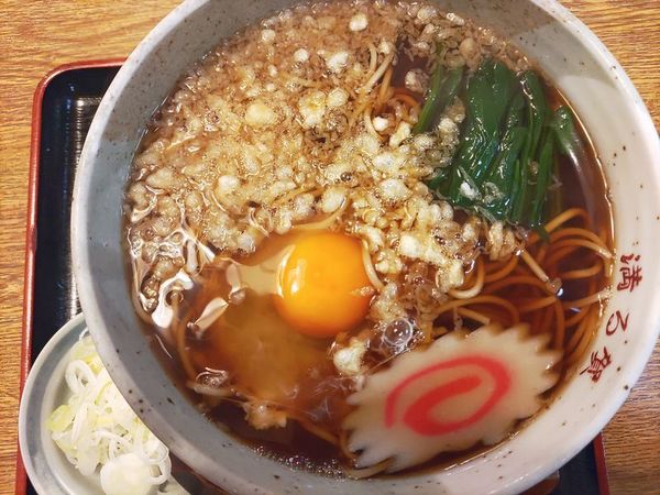「たぬきそば＋生卵」@利英 満留賀そばの写真