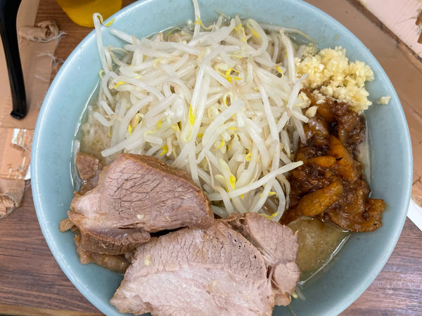 「ブタ入り850円　生卵50円」@ラーメン二郎 池袋東口店の写真