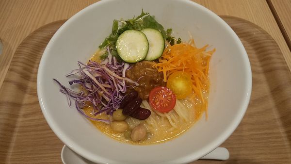 「7種類の冷やしサラダたんたん麺(¥980)」@T’sたんたん 東京駅京葉ストリート店の写真