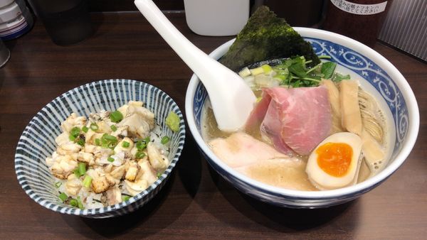 「一番搾りの煮干しそば+炙り鯛めし」@寿製麺 よしかわ 西台駅前店の写真