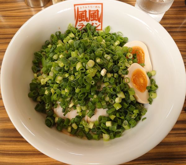 「元祖油そば+味玉、青ねぎ(1144円)」@風風ラーメン 志木南口店の写真