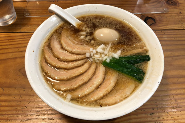 「煮干醤油ラーメン700円+(限定)チャーシュー増量300円」@自家製多加水極太麺 ISAMIの写真