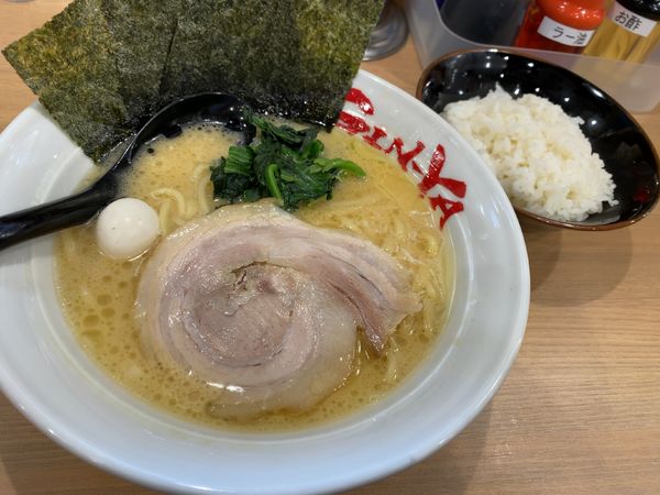 「醤油濃厚豚骨らーめん」@横浜家系ラーメン 吟家 船橋駅前店の写真