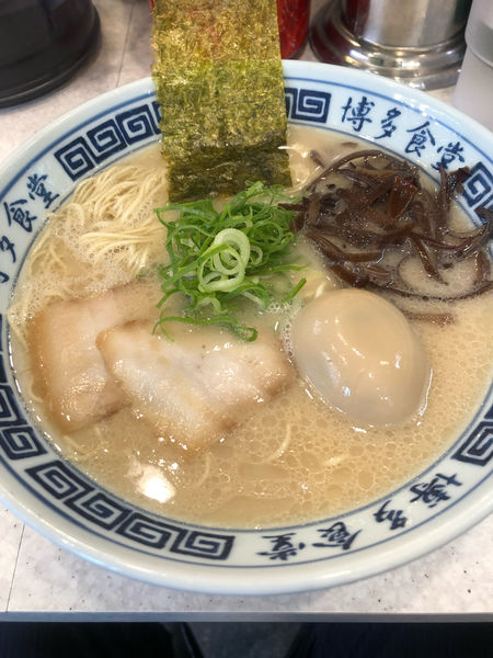 「博多ラーメン味玉・半替玉 850円」@博多食堂 新宿店の写真