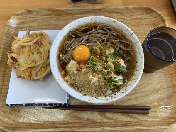 「かき揚げ月見そば 480円」@驛前そば 丸政 甲府駅北口店の写真