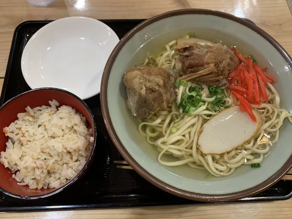 「ソーキすば 700円」@けんぱーのすばやーの写真