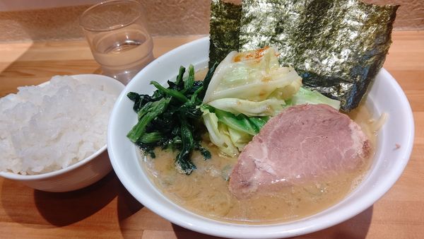 「キャベツラーメン&サービスライス」@横浜家系ラーメン おか家の写真