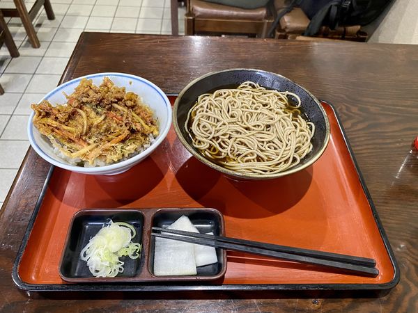 「かけそば定食600円 (かけそば+かき揚げ天丼)」@そば処 甲州屋の写真