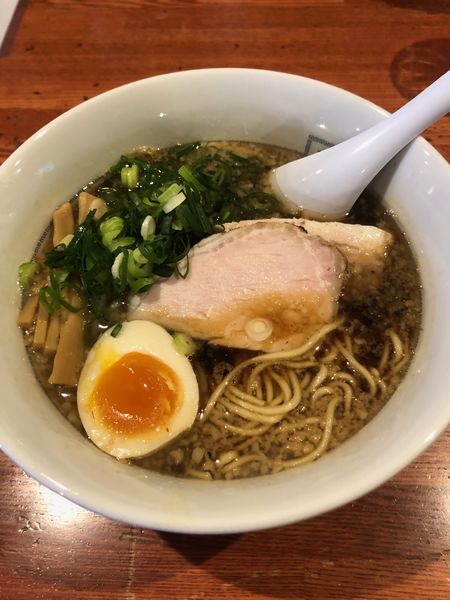 「溜まり醤油イナブラックラーメン」@麺屋二八の写真