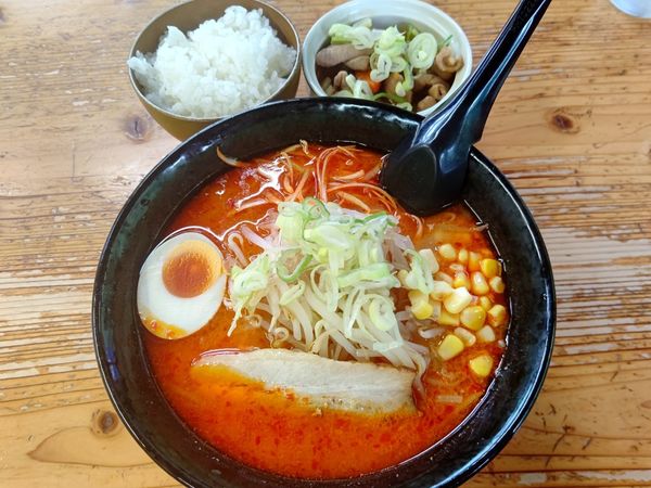 「辛みそらーめん(並盛・150g)870円＋ミニもつ煮250円」@ラーメン焼肉 笑吉の写真