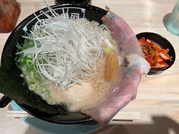 「ねぎラーメン　煮卵入り」@河童ラーメン本舗 千日前店の写真