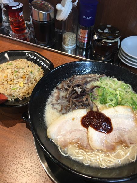 「赤ダレとんこつラーメン780円＋半焼飯350円」@元祖中洲屋台ラーメン 一竜 伊勢崎宮子店の写真