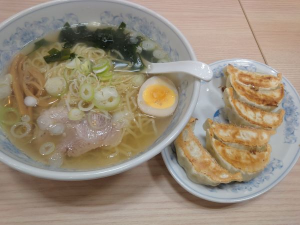 「塩ラーメンと餃子　７００円」@ぎょうざの満洲 小江戸館の写真