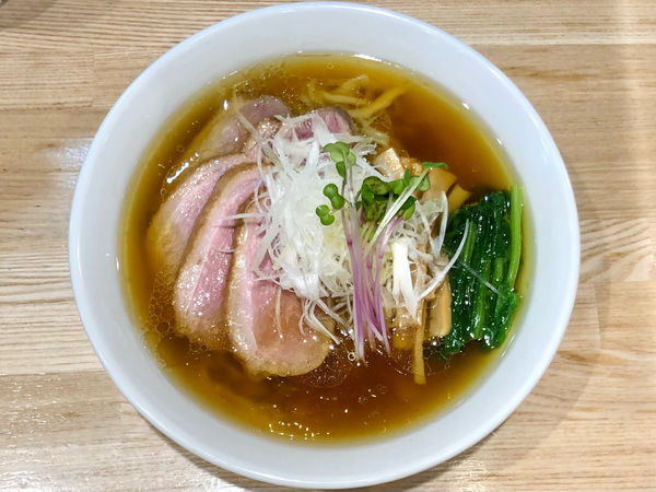 「★手揉み中華ｿﾊﾞ 鴨ﾁｬｰｼｭｰ増(薄口)🍜¥1,050」@中華ソバ ビリケンの写真