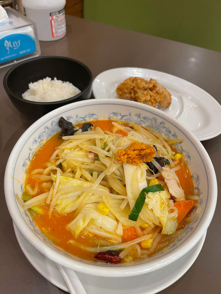 「ハーフ辛たんめん🍜と唐揚げ🐓ライス🍚セット」@たんめん専門店 百菜の写真