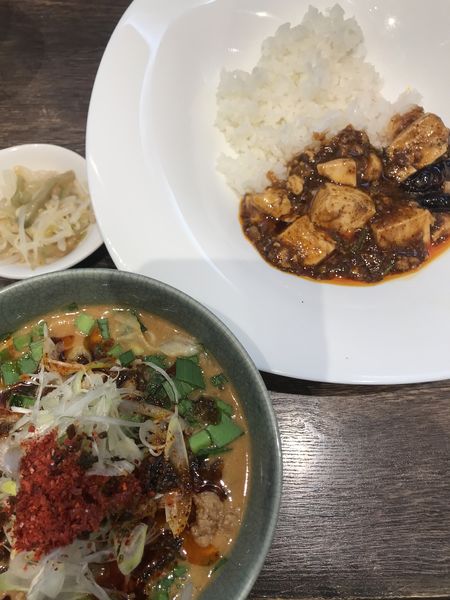 「坦々麺、麻婆丼のハーフセット」@雲林坊 日本橋室町店の写真