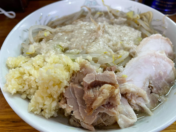 「ラーメン　大盛　ヤサイ少なめ　アブラニンニクマシ」@らーめん松信の写真