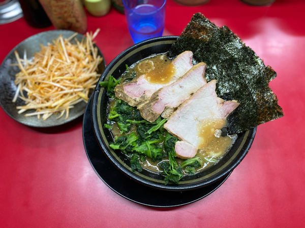 「ネギチャーシューメン　Tiwitter無料トッピング」@家系ラーメン 王道家の写真