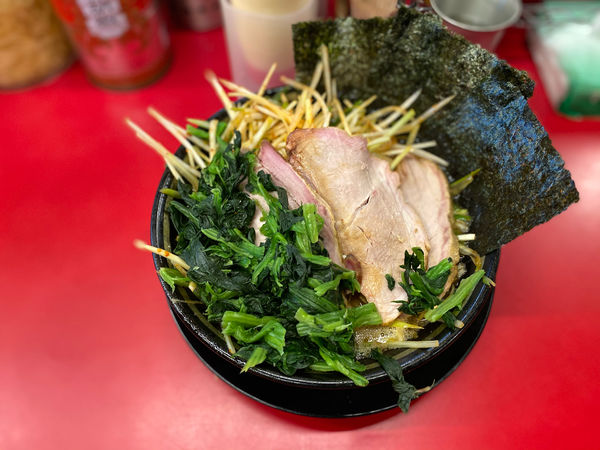 「チャーシューメン　辛ねぎ　青菜」@柏 王道家の写真