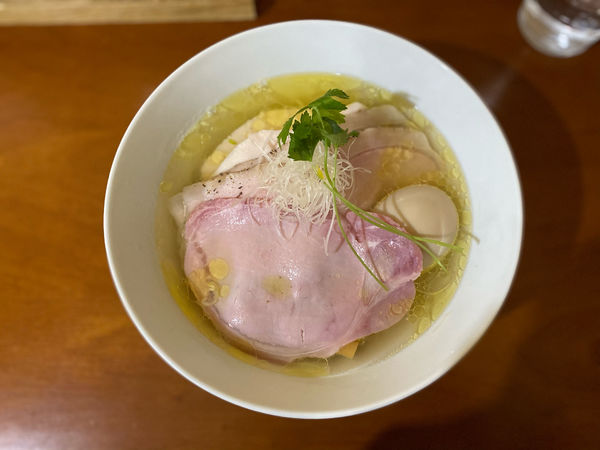 「比内地鶏とシャモロックの塩らぁめん、味玉＆チャーシュー増し」@らぁめん サンドの写真