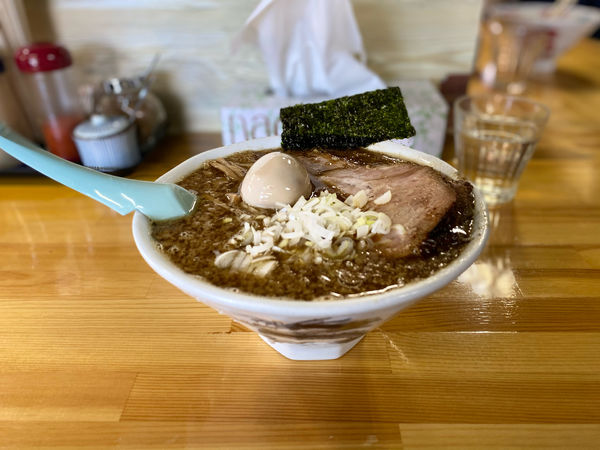 「ブレンド正油、チャーシュー2枚、味玉、背脂」@らーめん 萬亀の写真