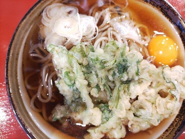 「春菊天そば＋生卵」@立ち喰い蕎麦 絃の写真